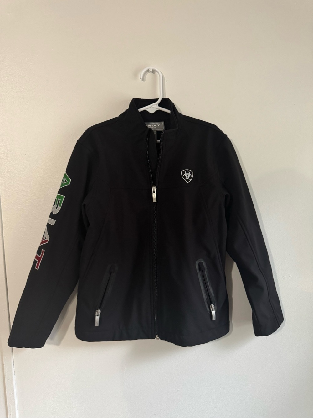 Ariat Black Jacket with Multicolor Sleeve Logo 🇲🇽